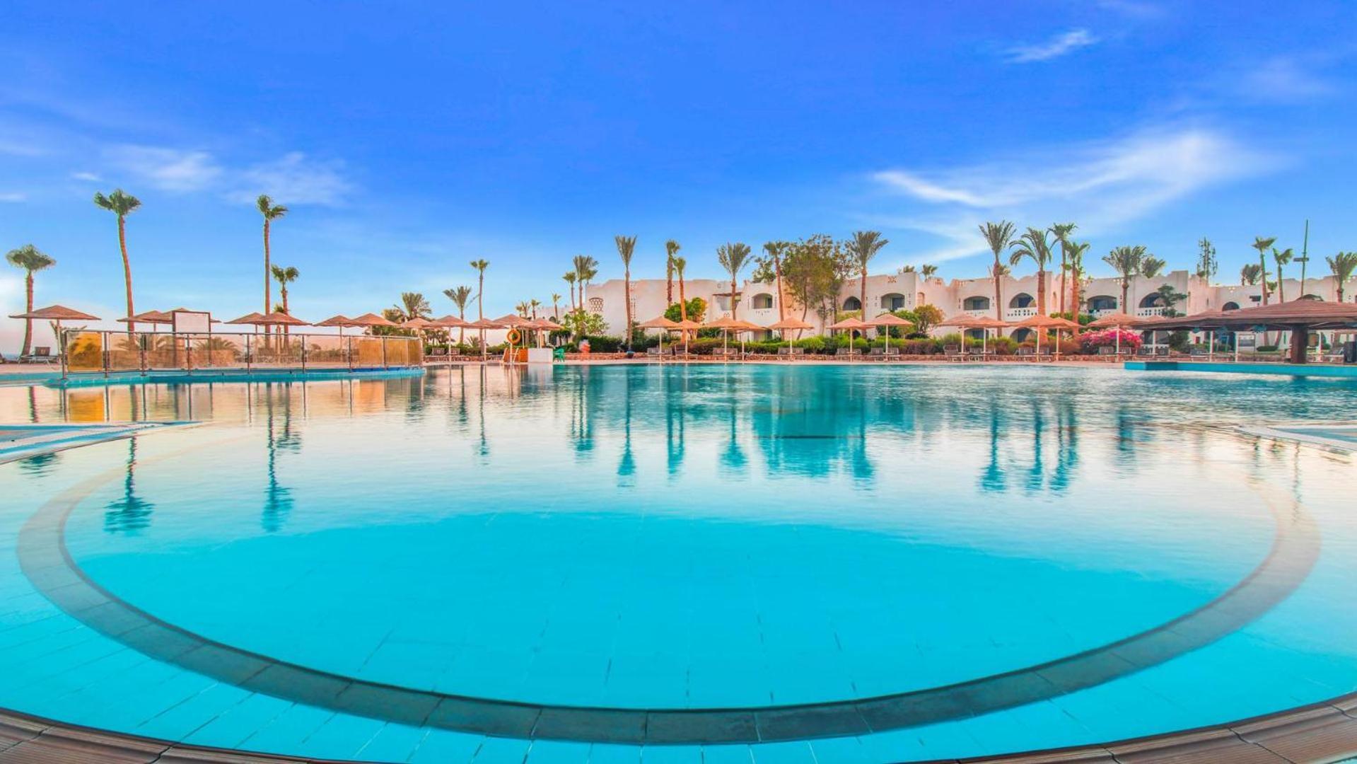 Domina Coral Bay Resort, Diving , Spa & Casino Sharm el-Sheikh Bagian luar foto The swimming pool at the hotel