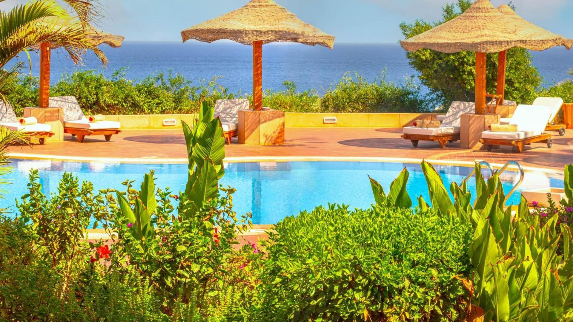 Domina Coral Bay Resort, Diving , Spa & Casino Sharm el-Sheikh Bagian luar foto A pool at a resort