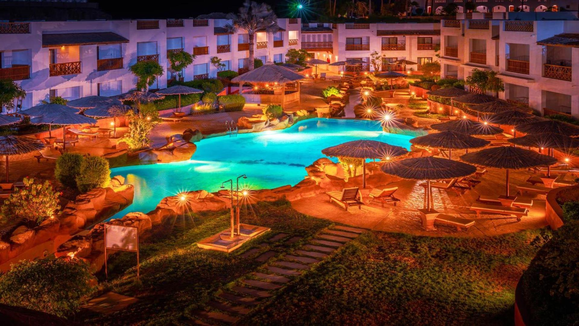 Domina Coral Bay Resort, Diving , Spa & Casino Sharm el-Sheikh Bagian luar foto The resort at night