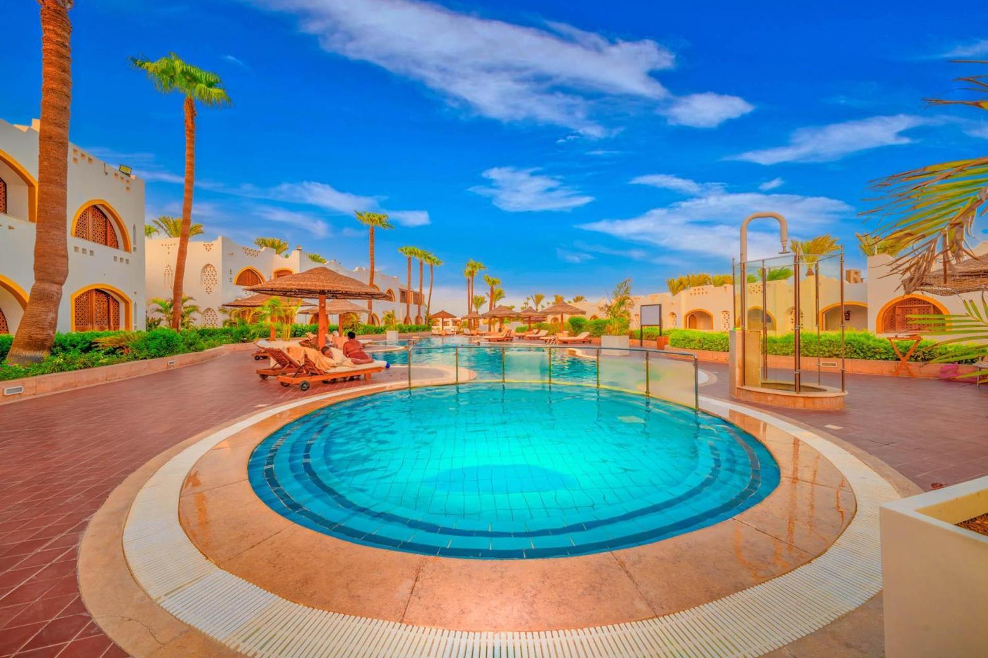 Domina Coral Bay Resort, Diving , Spa & Casino Sharm el-Sheikh Bagian luar foto The swimming pool at the resort