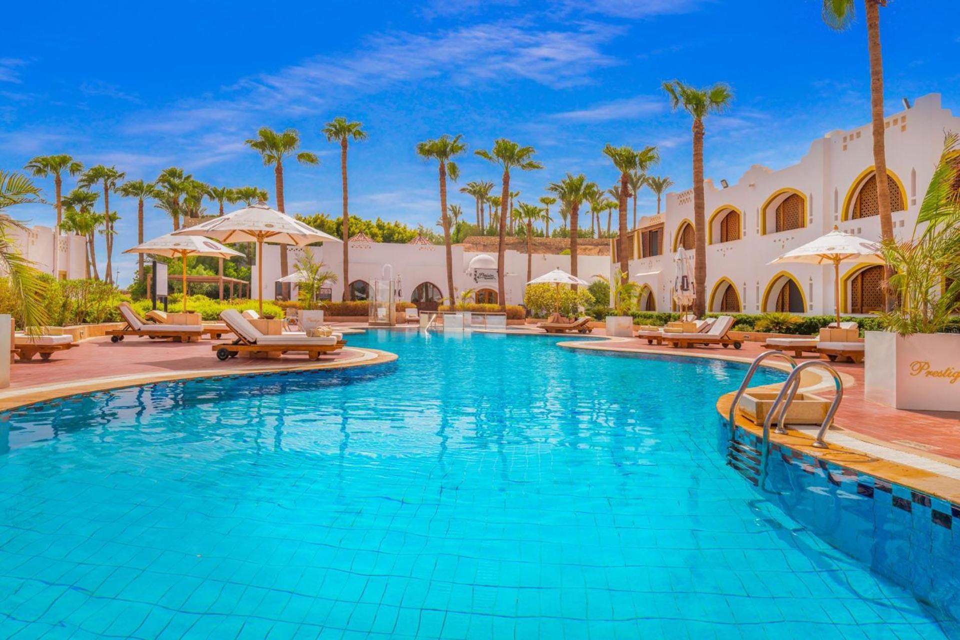 Domina Coral Bay Resort, Diving , Spa & Casino Sharm el-Sheikh Bagian luar foto The swimming pool at the hotel