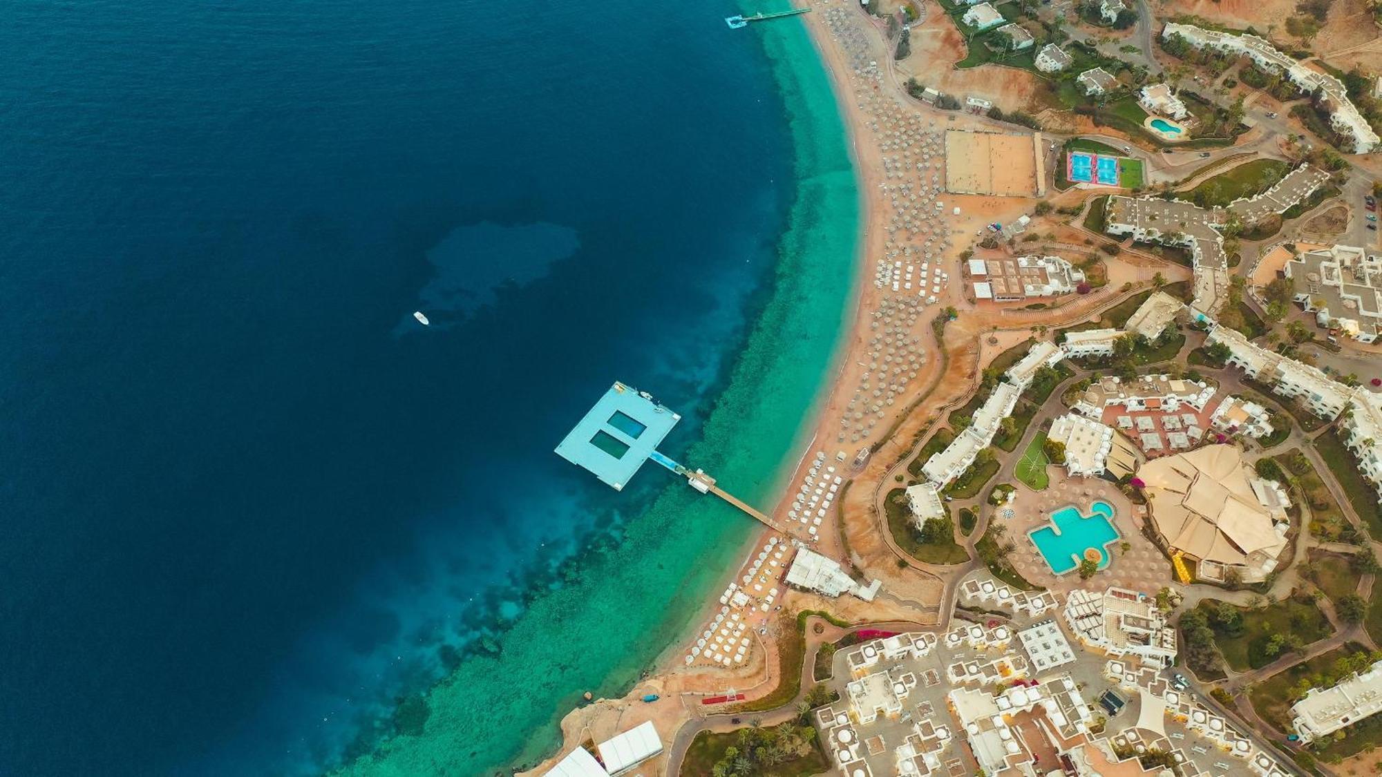Domina Coral Bay Resort, Diving , Spa & Casino Sharm el-Sheikh Bagian luar foto Aerial view of the bay
