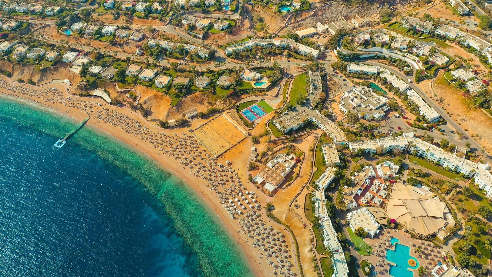Domina Coral Bay Resort, Diving , Spa & Casino Sharm el-Sheikh Bagian luar foto Aerial view of the bay