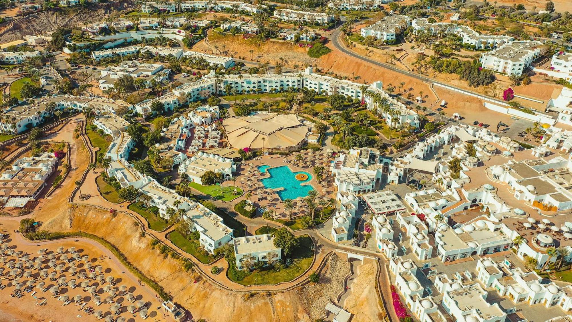 Domina Coral Bay Resort, Diving , Spa & Casino Sharm el-Sheikh Bagian luar foto Aerial view of the resort