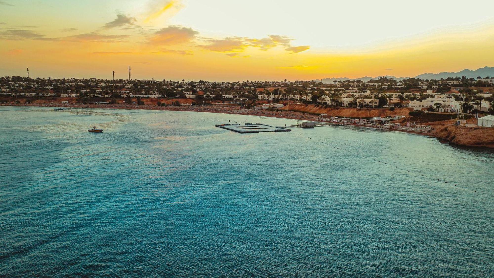 Domina Coral Bay Resort, Diving , Spa & Casino Sharm el-Sheikh Bagian luar foto Sunset over the Gulf of Aqaba
